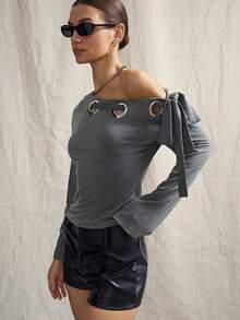 SHEIN ICON Camiseta da Moda Feminina Y2K Cinza Gótica de Cor Sólida com Design Assimétrico de Ombro Flare e Manga com Ilhós Torcidos - Cinza - Visão 5