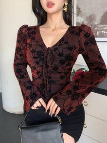 DAZY 女士花卉植绒网纱V领抽绳系带不对称下摆喇叭袖上衣，闪亮亮片装饰，适合夏季、春季、情人节穿着的长袖上衣 - 酒紅色 - 查看 5