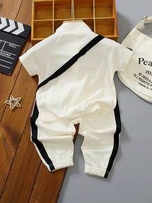 两件套幼儿Polo衫短裤套装，休闲米色，黑色条纹饰边，Polo领半拉链衬衫搭配同色斜挎包，弹性裤脚裤腿，简约时尚，适合日常穿着。 - 米色 - 查看 2