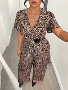 SHEIN Clasi CURVE Conjunto elegante de 2 piezas para mujer talla grande con top de manga corta, cuello en V, estampado de leopardo y decoración floral, y pantalones - Multicolor - Ver 5