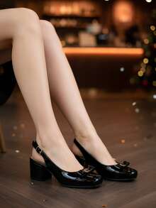 Elegantes zapatillas de tacón color vino burdeos brillantes para mujer con un elegante diseño de tira trasera y detalle de lazo decorativo. Perfectos para lucir elegante en fiestas de año nuevo y navidad. - Charol negro - Ver 2