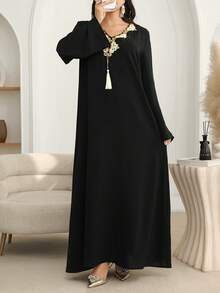 Al Najma 优雅V领宽松长袖连衣裙，饰以奢华编织缎带和流苏。 - 黑色 - 查看 7