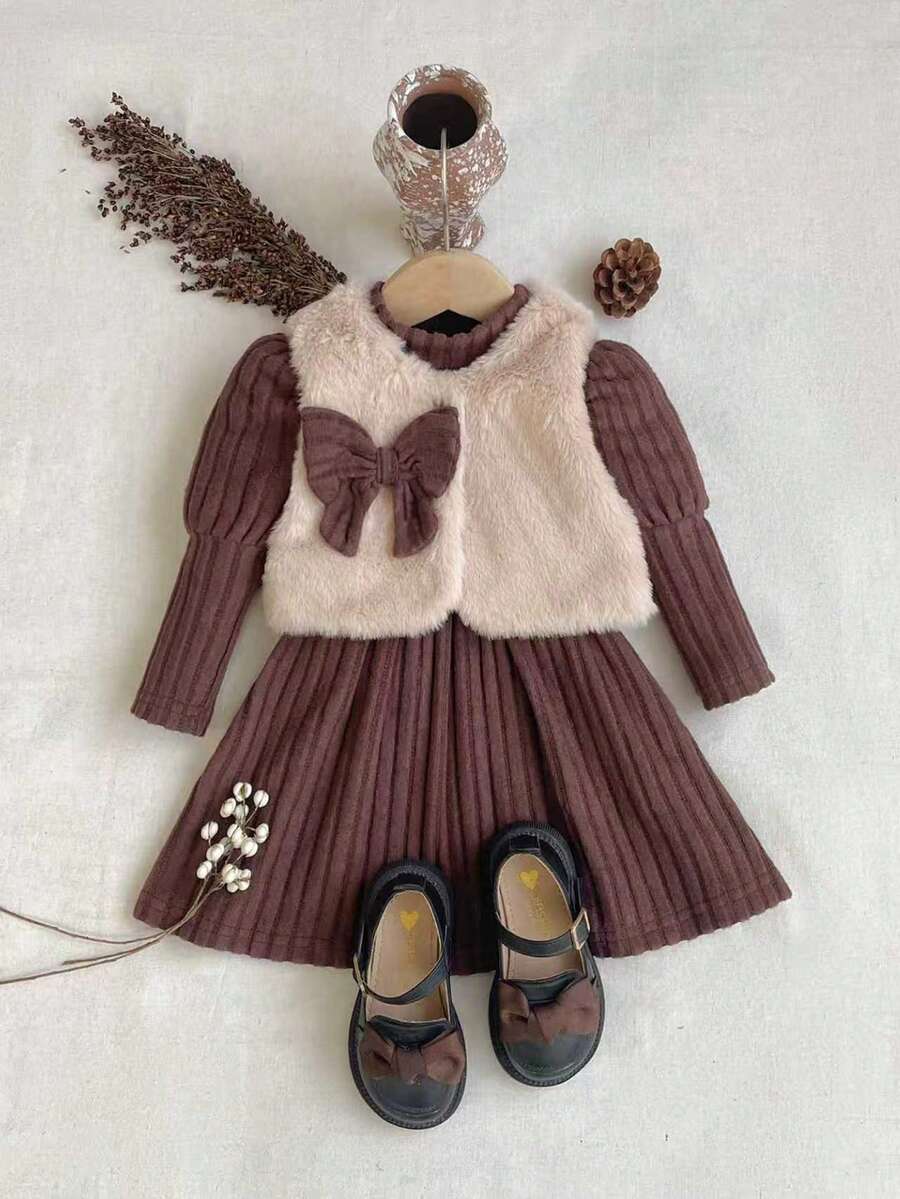 SHEIN 两件套女童连衣裙+毛绒背心,可爱优雅套装,高领长袖褶皱罗纹保暖灯笼袖连衣裙搭配温暖毛绒背心外套,复古休闲百搭韩版风格,蝴蝶结设计,适合秋冬季日常出行、生日、节日派对等场合。 - 咖啡棕 - 查看 1