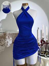 Franclia فستان قصير ضيق مصنوع من الأحمر المخمل بتصميم متقاطع وكشكشة عند الخصر، بدون أكمام