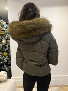 RebeccaVibe 短款厚连帽夹克，配有超大毛领和罗纹袖口 - 軍綠色 - 查看 2