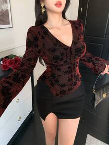 DAZY 女士花卉植绒网纱V领抽绳系带不对称下摆喇叭袖上衣，闪亮亮片装饰，适合夏季、春季、情人节穿着的长袖上衣 - 酒紅色 - 查看 9