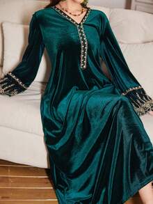 Al Najma Vestido Elegante e Modesto de Manga Longa em Veludo com Decote em V, Ajuste Solto, Decoração com Fita, Formal para Convidado de Batizado, Verde Oliva - Verde Escuro - Visão 4