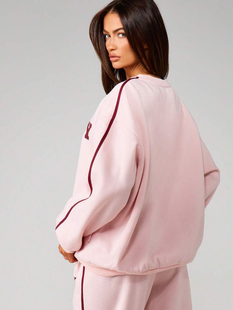 Missguided x Playboy Sweat-shirt oversize à col rond, manches longues avec grand texte imprimé sur la poitrine. Top décontracté et confortable, idéal pour l'automne et l'hiver