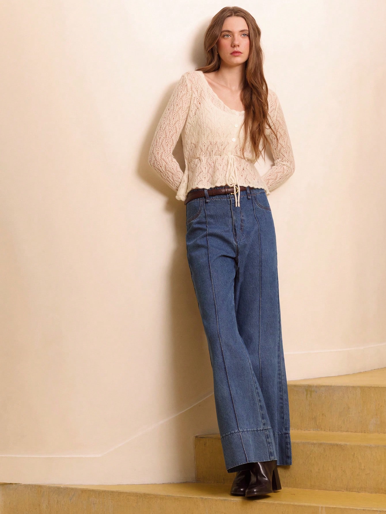 Romantyczny kardigan z dzianiny pointelle w kolorze ecru z baskinką i wiązaniem w talii