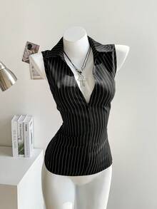 Franclia Novo Estilo de Verão 2025 Regata Decote em V Listrada Preto e Branco, Detalhe de Zíper na Frente, Estilo Casual Minimalista, Imperdível para o Trajeto do Escritório - Preto e Branco - Visão 3