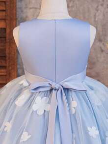 SHEIN Glamorique Kids 淺藍色花童禮服裙 無袖圓領短版修身 A 字裙 花卉網紗細節 女孩公主裙 花童 生日派對 生日慶典 婚禮節慶禮服 緞面質感面料 無袖 立體花卉網紗裙 歐美風 後背蝴蝶結 婚禮 夏季 優雅派對 - 藍色 - 查看 5