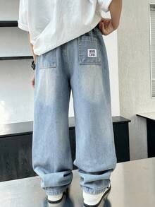 SHEIN Explorewe Denimly 男童宽松直筒牛仔裤。推荐用于休闲、复古街头风格穿搭。复古水洗深蓝色，后袋设计时尚别致。宽松版型，适合外出、休闲、校园日常穿着。经典百搭的时尚单品，衣橱必备。 - 淺色水洗藍 - 查看 2