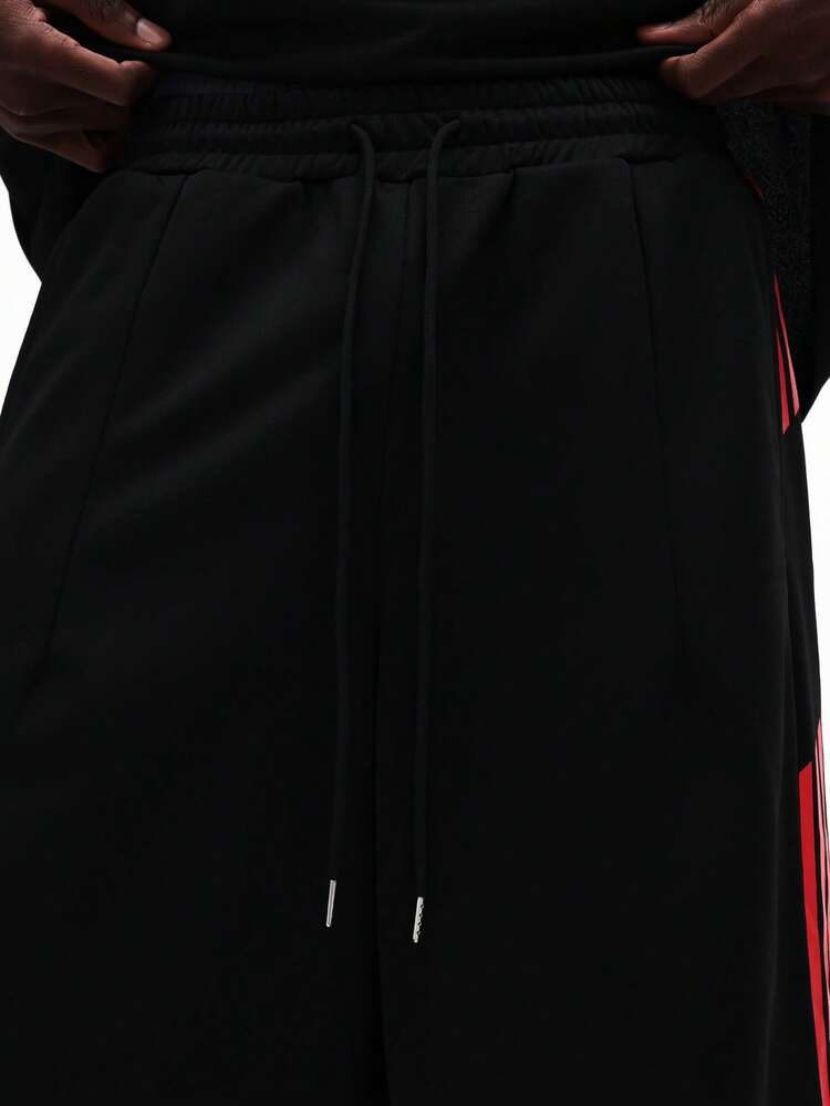 Short avec bandes latérales et logo