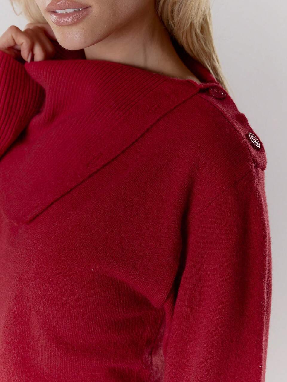 Roter eleganter Alltags-Strickpullover für den Herbst, asymmetrisch, mit Umlegekragen, Knopfdetail am Ausschnitt, Ballonärmeln und figurbetonten Manschetten, süß, gemütlich, schick, Winter-Strickmode