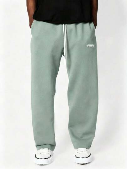  SUMWON 男士鼠尾草绿舒适休闲抽绳运动裤，饰有小Logo细节，适合日常居家穿着，秋冬纯色款