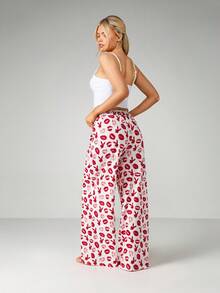Missguided x Playboy Bộ đồ mặc nhà in hình môi, ống rộng, gồm áo hai dây và quần palazzo, mang đến sự thoải mái thường ngày. - Nhiều màu - Xem 2