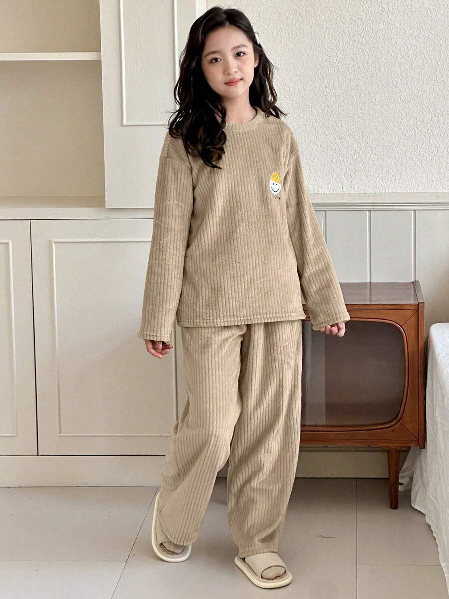 Dazy Kids 女童秋季套装,圆领可爱刺绣抓绒长袖上衣和裤子睡衣套装 - 卡其色 - 查看 1