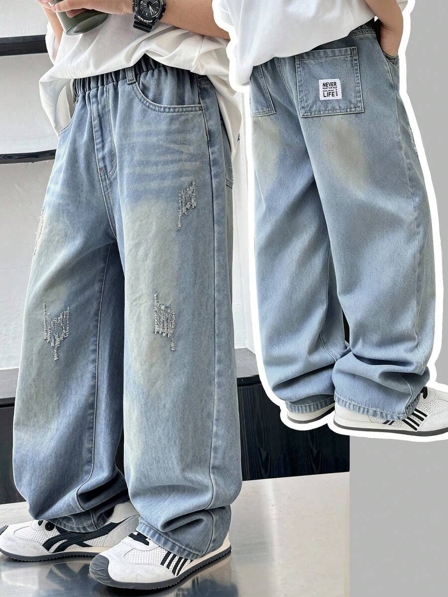 SHEIN Explorewe Denimly 男童宽松直筒牛仔裤。推荐用于休闲、复古街头风格穿搭。复古水洗深蓝色,后袋设计时尚别致。宽松版型,适合外出、休闲、校园日常穿着。经典百搭的时尚单品,衣橱必备。 - 淺色水洗藍 - 查看 1