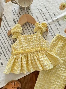 SHEIN LMoss Kids 两件套可爱女婴休闲简约度假套装，包含一件纹理面料背心和一条裤子。适合生日派对、聚会、演出、婚礼、洗礼、开幕式、日常穿着、上学、旅行以及秋冬季节。 - 黃色 - 查看 4
