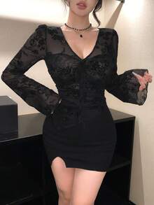 DAZY Áo kiểu nữ họa tiết hoa nhí ôm sát cổ chữ V, chất liệu lưới nhung đính sequin bóng, thắt nơ phía trước, vạt áo bất đối xứng, tay loe, thích hợp cho mùa xuân hè, ngày Valentine, năm mới, áo dài tay. - màu đen - Xem 6