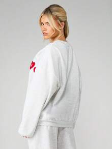 Missguided x Playboy 浅灰色宽松圆领卫衣，饰有红色爱心贴花字母设计，长袖休闲套头衫，适合情人节、圣诞节等节日穿着。 - 淺灰色 - 查看 2