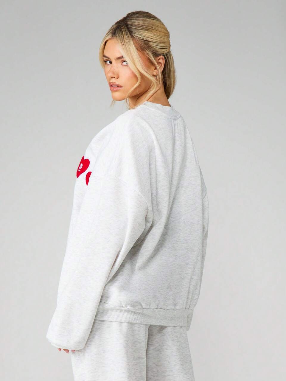 Missguided x Playboy Moletom Oversized de Gola Careca na Cor Cinza Claro com Aplicação de Coração Vermelho e Desenho de Letra, Manga Longa, Casual, Dia dos Namorados, Natal, Moletom