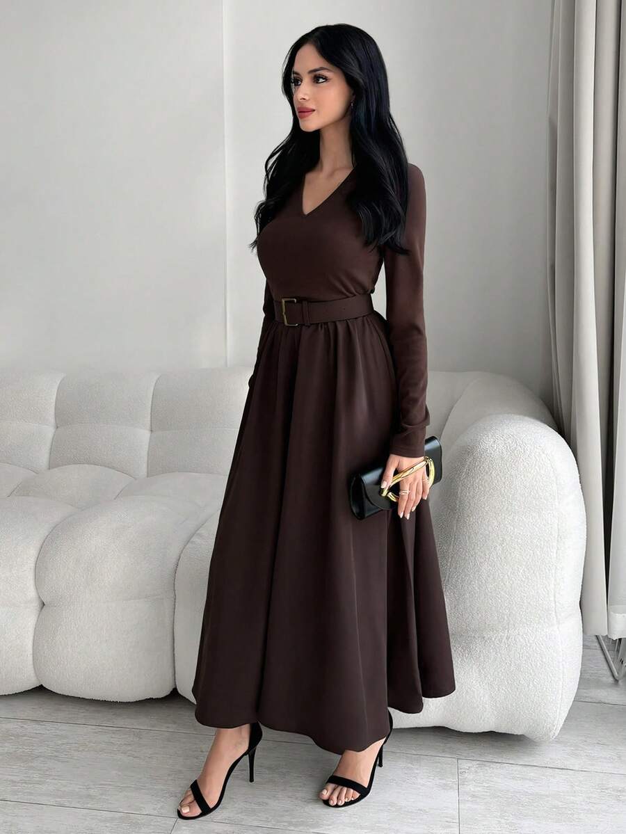 Feyla Đầm dài tay dáng ôm cổ chữ V, xếp ly eo, phong cách tối giản cổ điển mới, đa năng. - màu nâu - Xem 1
