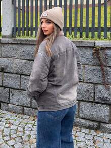 Jeta Ari 字母贴片细节落肩泰迪熊衬里牛仔夹克，秋季女装，羊毛衬里 - 淺灰色 - 查看 2