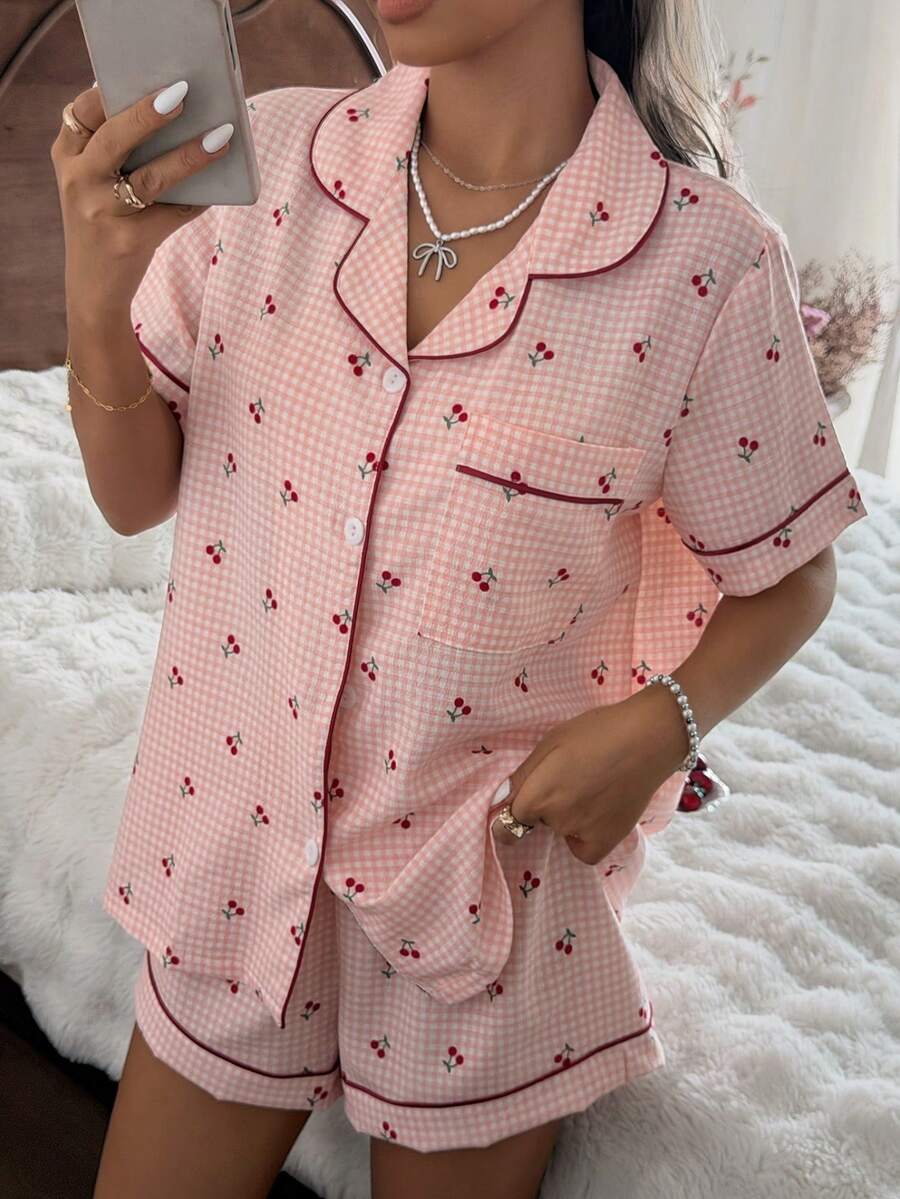 SHEIN Ensemble pyjama pour femmes avec chemise à col et manches courtes à imprimé carreaux roses et cerises, et short - Rose pâle - Voir 1