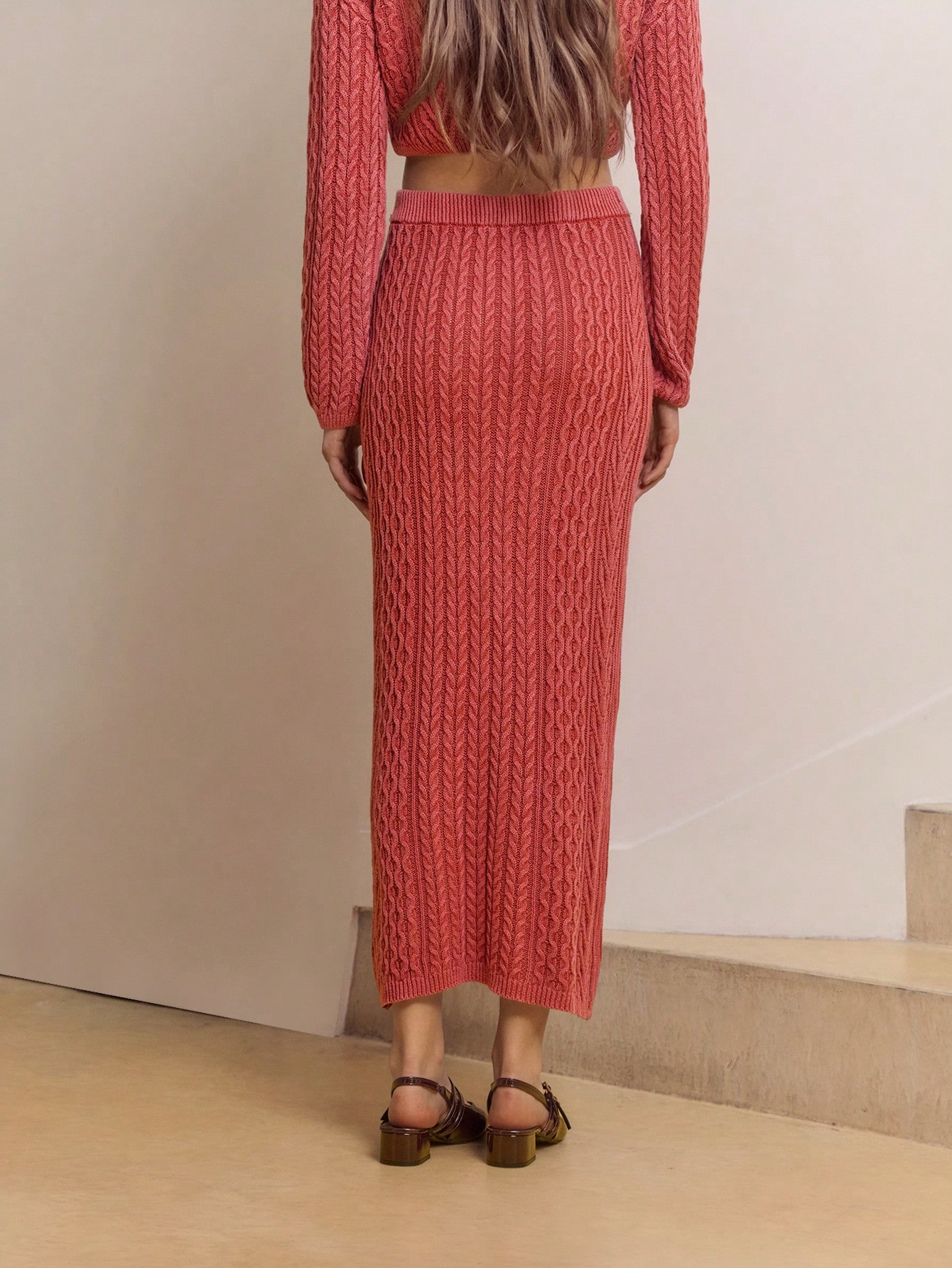 Braunes figurbetontes Zopfstrick-Zweiteiler - Hochtaillierter Rock mit Wascheffekt, braune Koordinationssets, brauner Maxirock für Ausgehmodeoutfits