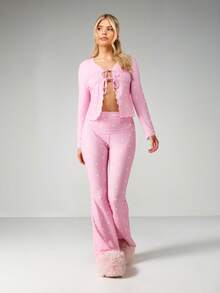 MISSGUIDED Conjunto de pantalones acampanados y top corto de manga larga con estampado de corazones y nudo delantero para comodidad y relajación en casa - Rosa - Ver 4