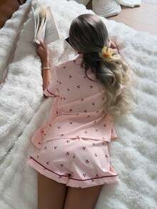 SHEIN Ensemble pyjama pour femmes avec chemise à col et manches courtes à imprimé carreaux roses et cerises, et short - Rose pâle - Voir 2