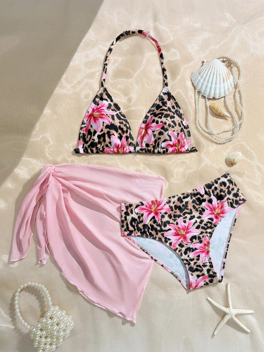 SHEIN 少女比基尼套装，三件套泳装，春夏新款沙滩泳装。包含一件吊带露背泳衣上装、短裤和一件罩衫。另有豹纹比基尼套装，是打造夏日海滩度假造型的完美之选。适合夏季假期、圣诞节、节日、新年、情人节等各种场合。