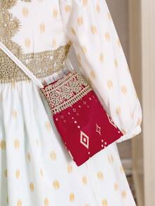 SHEIN 一件白色女童连衣裙，饰有金色波点，领口和腰部点缀荷叶边，搭配红色底金色几何图案围巾和同色系迷你斜挎包，展现异域风情和活力，时尚、优雅、百搭、复古、喜庆，适合夏季穿着。 - 白色 - 查看 6