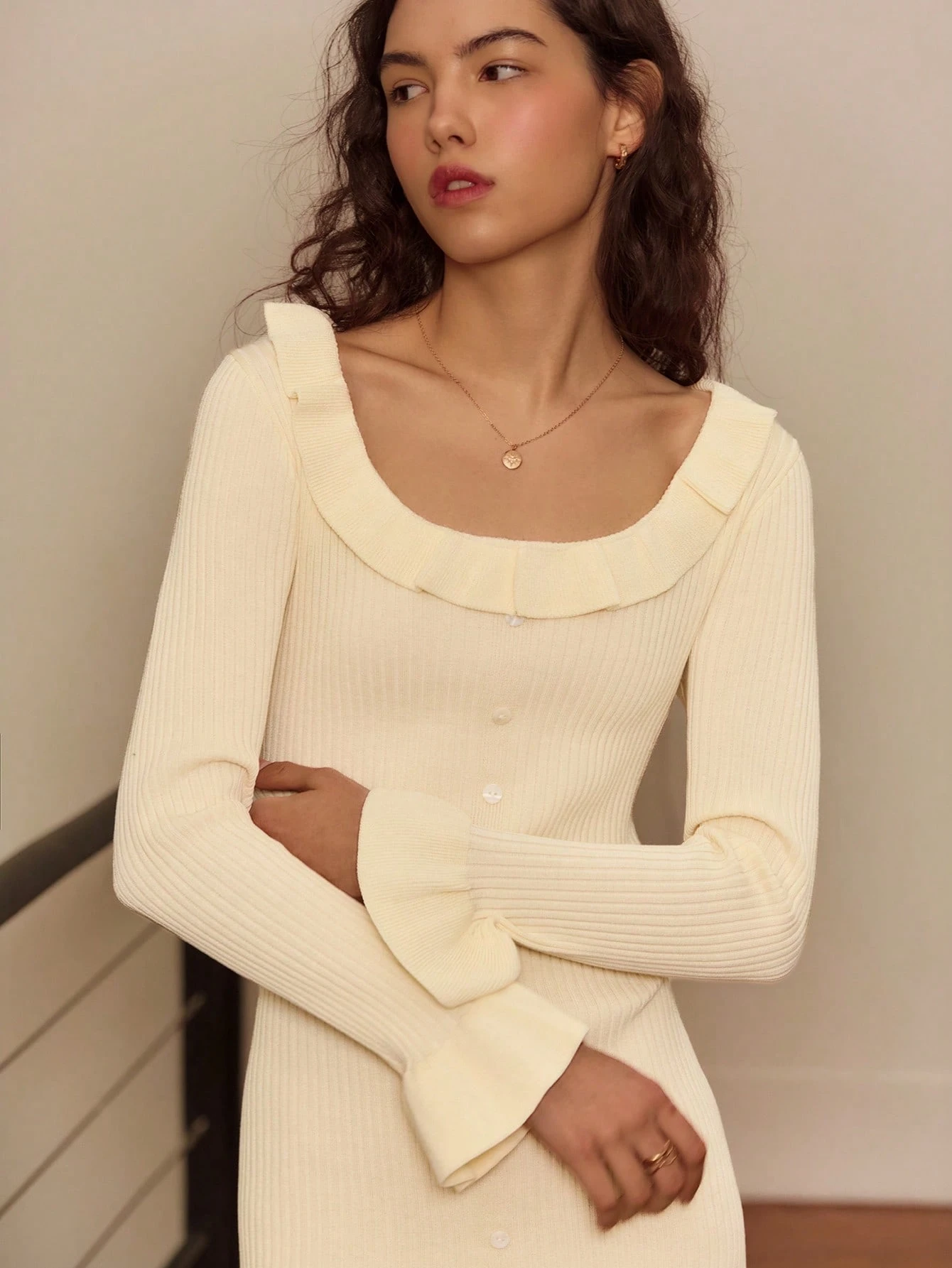 Abito midi a costine color crema con colletto e polsini con volant, look autunno/inverno