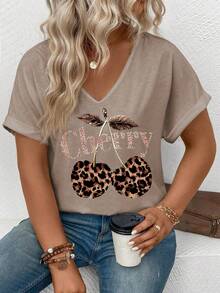EMERY ROSE Nowość Wiosna/Lato Najlepiej Sprzedający się T-shirt Damski Plus Size z nadrukiem w panterkę i wiśniowym dekoltem w serek i krótkim rękawem - Kolor khaki - Zobacz 5