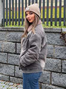 Jeta Ari 字母贴片细节落肩泰迪熊衬里牛仔夹克，秋季女装，羊毛衬里 - 淺灰色 - 查看 5