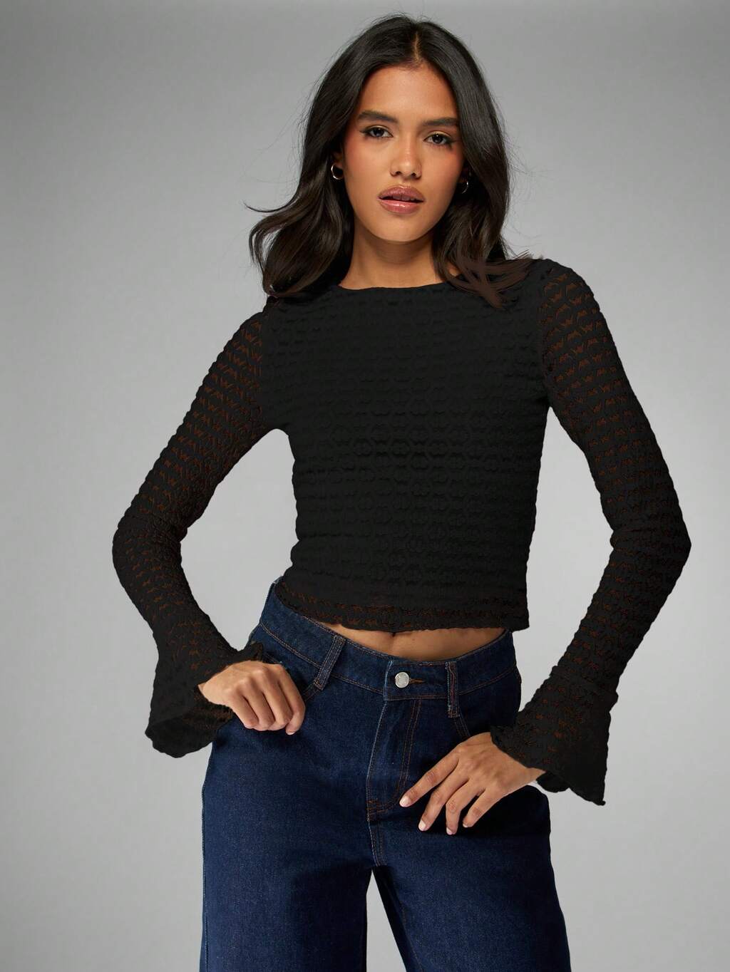 MISSGUIDED Blusa de renda texturizada de manga comprida com mangas flare.