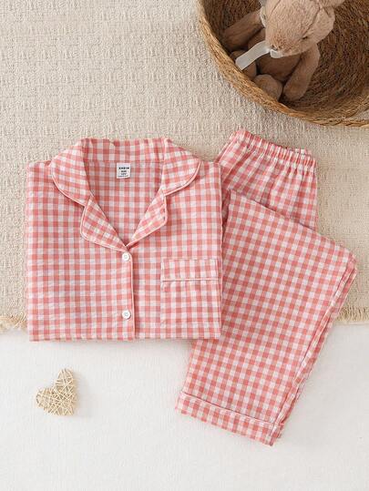 少女睡衣套装 - 两件套粉色格子睡衣，短袖纽扣领上衣搭配长裤，夏季轻薄柔软舒适，适合居家穿着，是2026年度假必备的可爱经典复古格子家居服，日常穿着亦可作为礼物，并配有口袋。