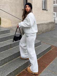 Jeta Ari Set de 2 sudaderas de mujer, una de unicolor de felpa con cuello redondo y otra con estampado de letras, ropa de otoño - Beis - Ver 4