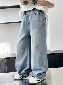 SHEIN Explorewe Denimly 男童宽松直筒牛仔裤。推荐用于休闲、复古街头风格穿搭。复古水洗深蓝色，后袋设计时尚别致。宽松版型，适合外出、休闲、校园日常穿着。经典百搭的时尚单品，衣橱必备。 - 淺色水洗藍 - 查看 3