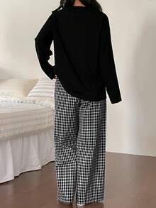 DAZY Conjunto de pijama feminino com camiseta folgada estampada com letras e cachorrinho e calça xadrez. - Preto - Ver 2