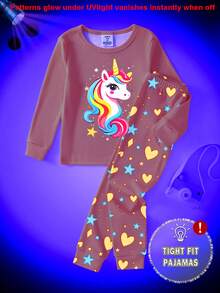 SHEIN Playful Pals Conjunto de pijama infantil para meninas, composto por blusa de manga comprida com estampa de unicórnio que brilha no escuro e calça legging com estampa de coração e estrela. Macio e confortável, perfeito para o outono. - Rosa - Ver 5