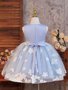 SHEIN Glamorique Kids 淺藍色花童禮服裙 無袖圓領短版修身 A 字裙 花卉網紗細節 女孩公主裙 花童 生日派對 生日慶典 婚禮節慶禮服 緞面質感面料 無袖 立體花卉網紗裙 歐美風 後背蝴蝶結 婚禮 夏季 優雅派對 - 藍色 - 查看 2