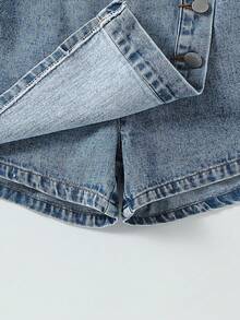 Shorts vaqueros de estilo Y2K para niñas, nueva llegada de primavera/verano, diseño de cintura oblicua, shorts vaqueros sueltos y casuales con decoración de botón delantero, shorts vaqueros versátiles y de moda, nuevo para el verano - Azul lavado medio - Ver 3