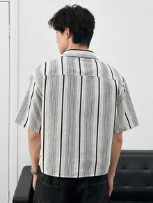 Manfinity RebelGame Men's Contrast Stripe Print Short Sleeve Shirt - Grey - View 2