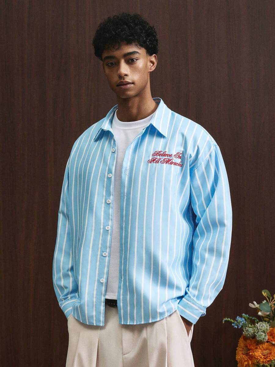 TOKVUE 1 pieza Camisa de manga larga a rayas para hombre, color azul claro con eslogan bordado en rojo, uso casual diario, para ir al trabajo, vacaciones, vuelta al colegio, regalo ideal para novio, esposo, combinación de pareja - Azul - Ver 1