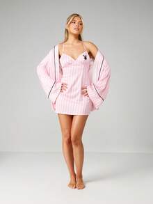 Missguided x Playboy 奢华缎面条纹系带短款睡袍，长袖长领，居家休闲及睡眠穿着皆宜，舒适无比。 - 彩色 - 查看 4