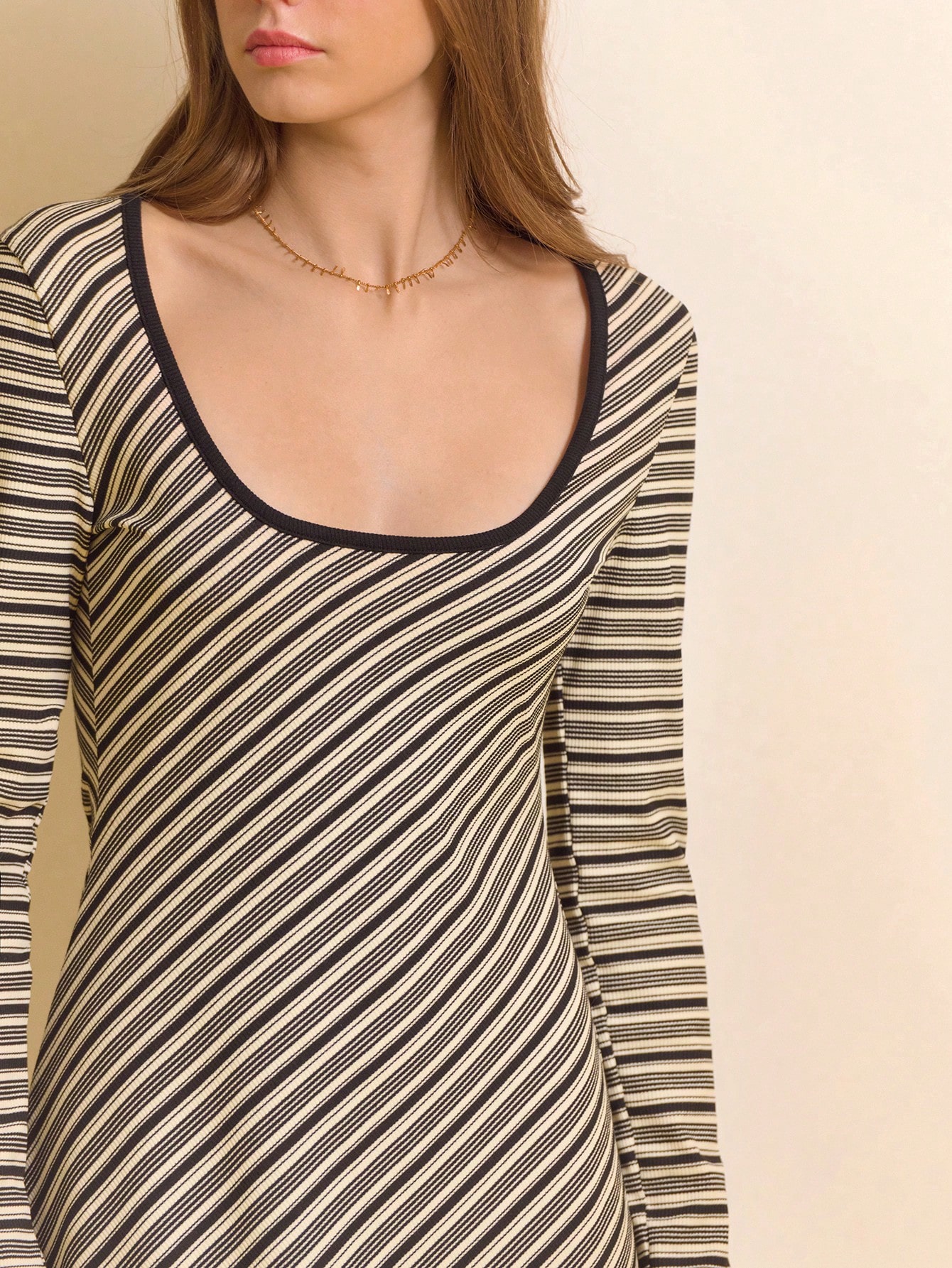 Abito lungo a costine con scollo a barca, a righe bianche e nere, con maniche lunghe