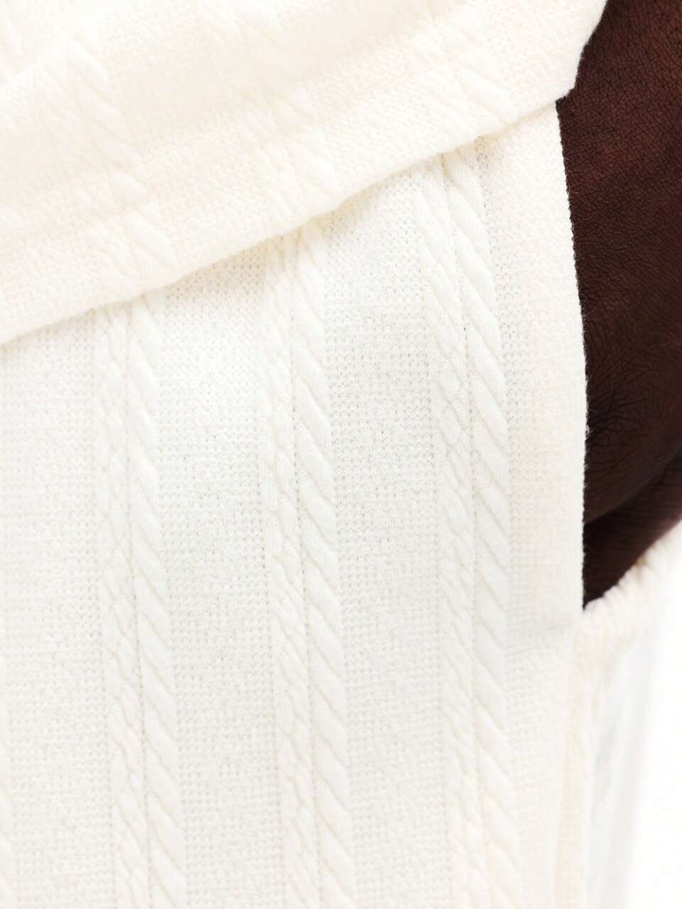 Conjunto coordenado de camisa branca de manga curta e shorts